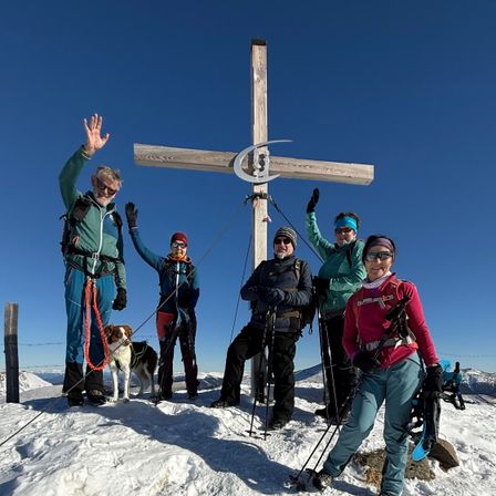 Bild enthält, Cross, Glove, Adult, Male, Man, Person, Outdoors, Glasses, Dog, Shoe