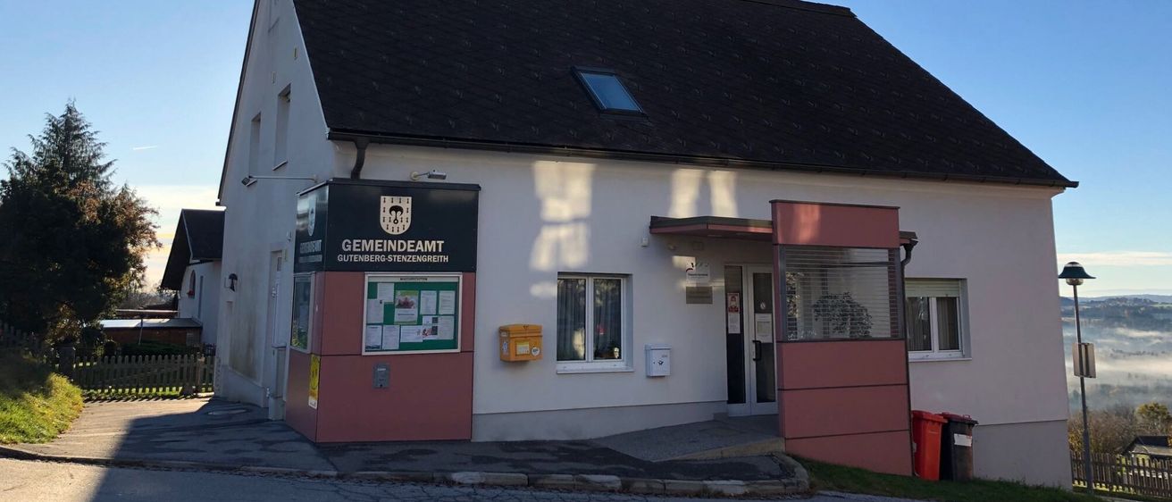 Bild enthält, Outdoors, Shelter, Housing, House, Person, Gothic Arch