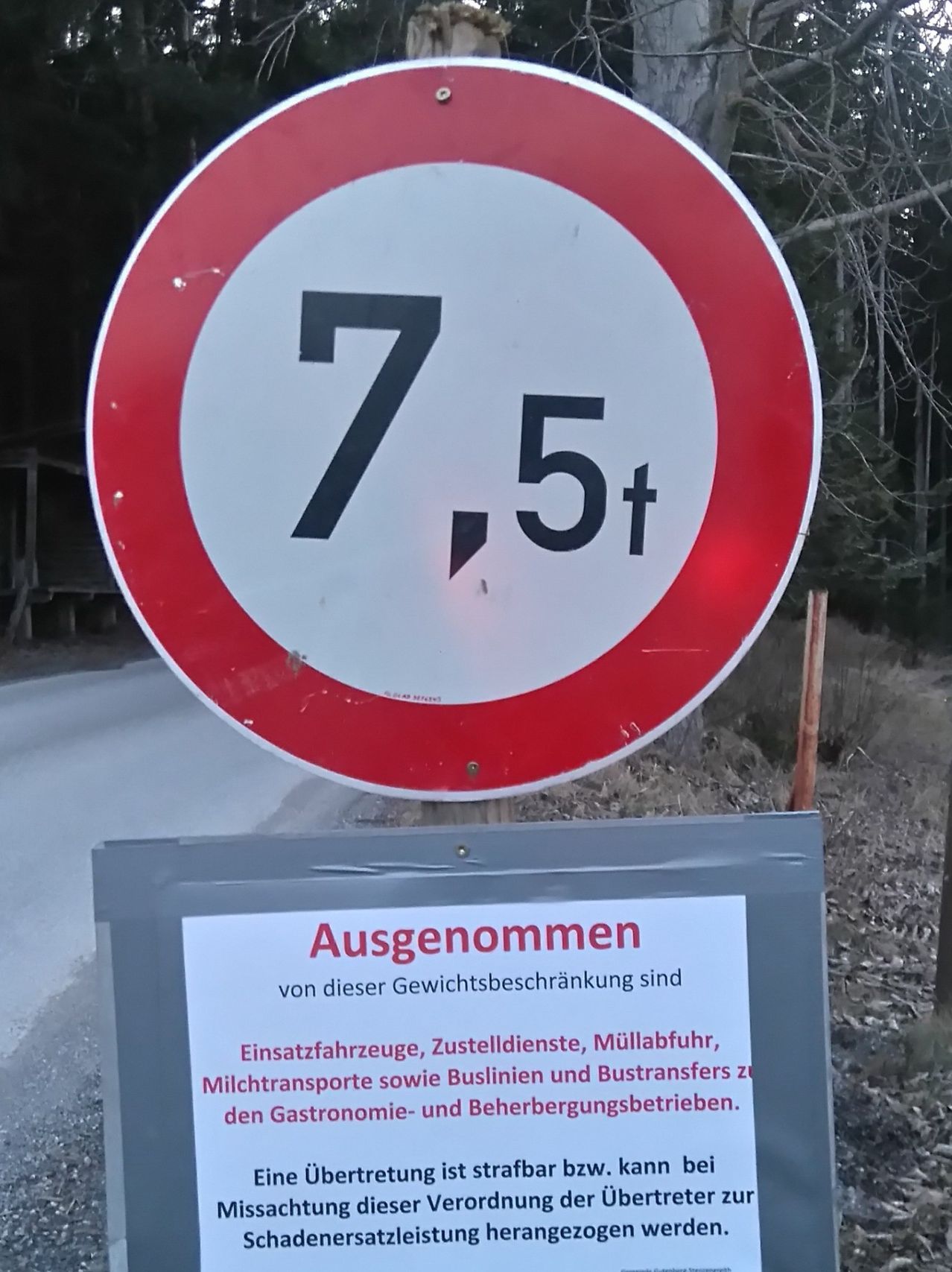 Ein Verkehrsschild mit einem roten Kreis um die Zahl 7,5 weist auf eine Gewichtsbegrenzung hin. Darunter befindet sich ein graues Schild mit der Aufschrift 'Ausgenommen' und einer Liste von Ausnahmen.