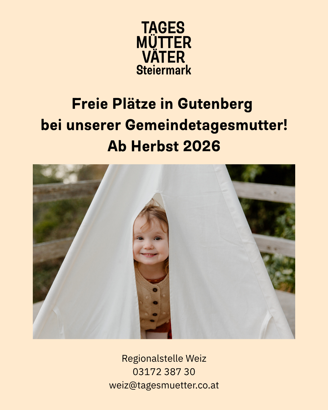Das Bild zeigt ein Kind, das aus einem Zelt bei einer Veranstaltung im Freien lugt. Der Text lautet 'Freie Platze in Gutenberg bei unserer Gemeindetagsmutter!' auf Deutsch und 'Free Places in Gutenberg at our Community Days!' auf Englisch.