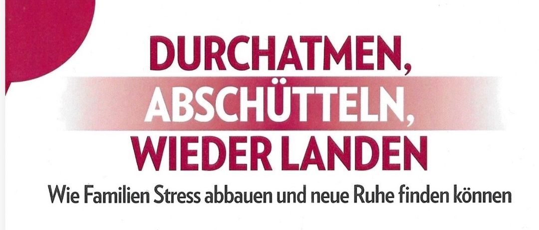 Plakat für einen Familien-Stressabbau-Event. Es zeigt Atem-, Entspannungs- und Bewegungsübungen. Geplant für 13. Mai 2026, von 19:00 bis 20:30 im Kulturhaus Mühldorf, Kleiner Sitzungsaal. Vorgestellt von Dr. Katja Naschenweng. Kontakt: Nina Gansberger, 0664 751 459 35.