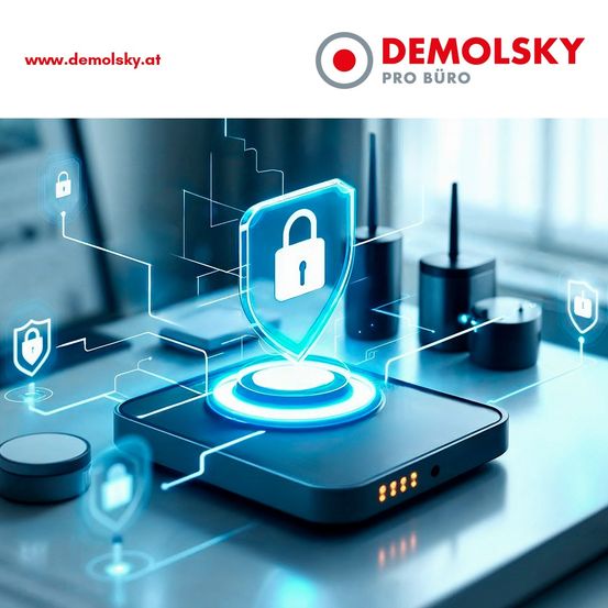 Ein digitales Sicherheitsschild schwebt über einem Router auf einem Schreibtisch. Das Schild und der Router leuchten in blauem Licht, und ein Schlosssymbol ist prominent angezeigt.