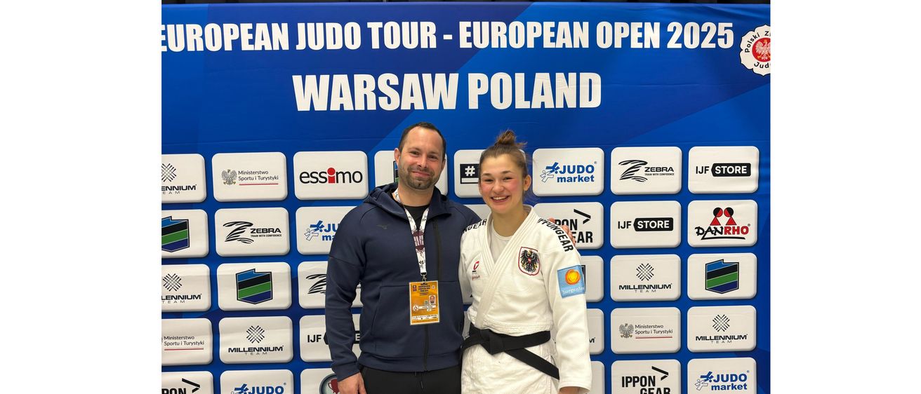 Bild enthält, Person, Clothing, Footwear, Shoe, Advertisement