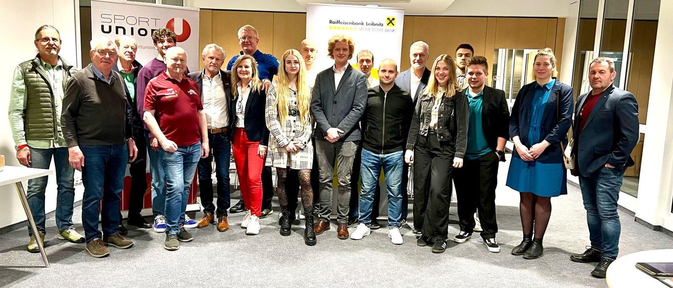 Bild enthält, Groupshot, Person, Skirt, Coat, Adult, Male, Man, Jacket, Jeans, Suit