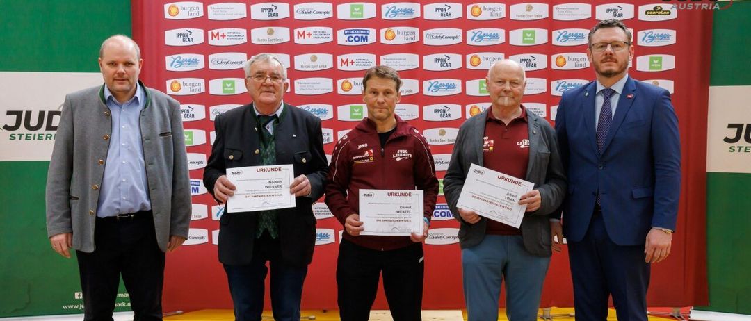 Bild enthält, Groupshot, Person, Adult, Male, Man, Clothing, Coat, People, Face, Shoe