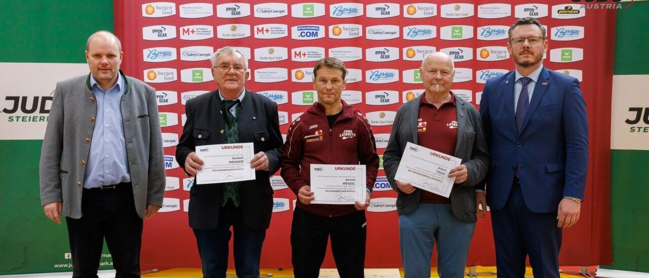 Bild enthält, Groupshot, Person, Adult, Male, Man, Clothing, Coat, People, Face, Shoe