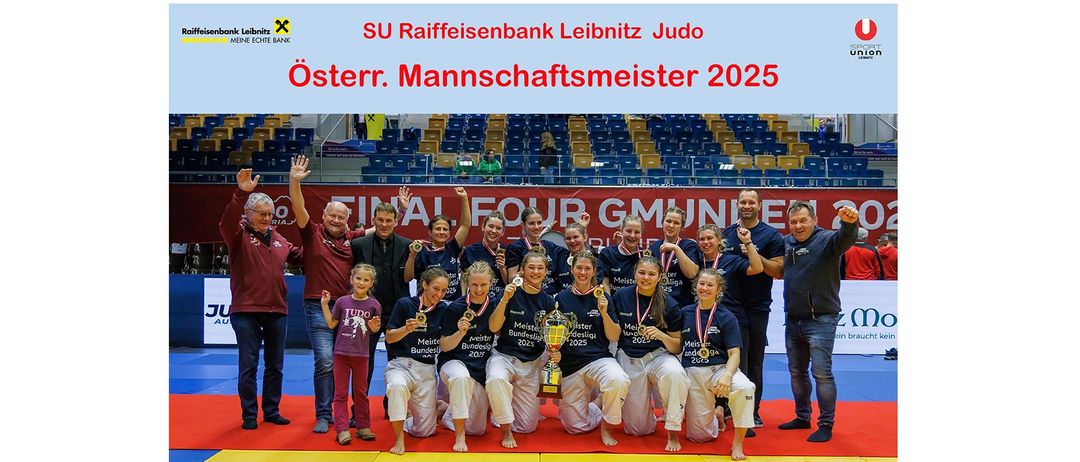 Das Plakat für den SU Raiffeisenbank Leibnitz Judo Osterreich Mannschaftsmeister 2025. Eine Gruppe von Menschen, einschließlich Kindern, posiert für ein Foto. Sie tragen Judo-Uniformen und halten Pokale. Dahinter befindet sich ein Stadion mit roten und gelben Sitzen.