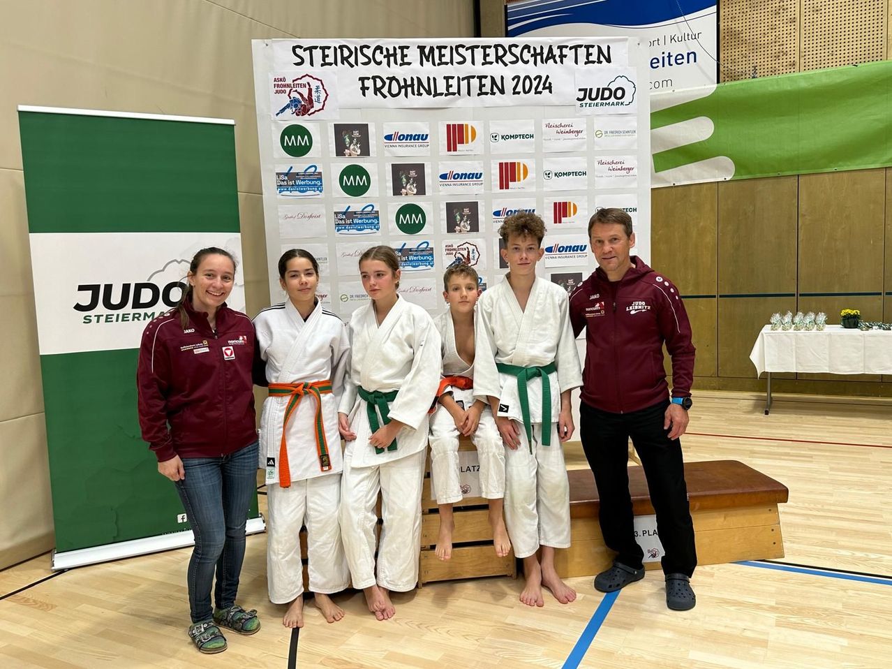 Bild enthält, Groupshot, Person, People, Adult, Male, Man, Shorts, Boy, Teen, Pajamas