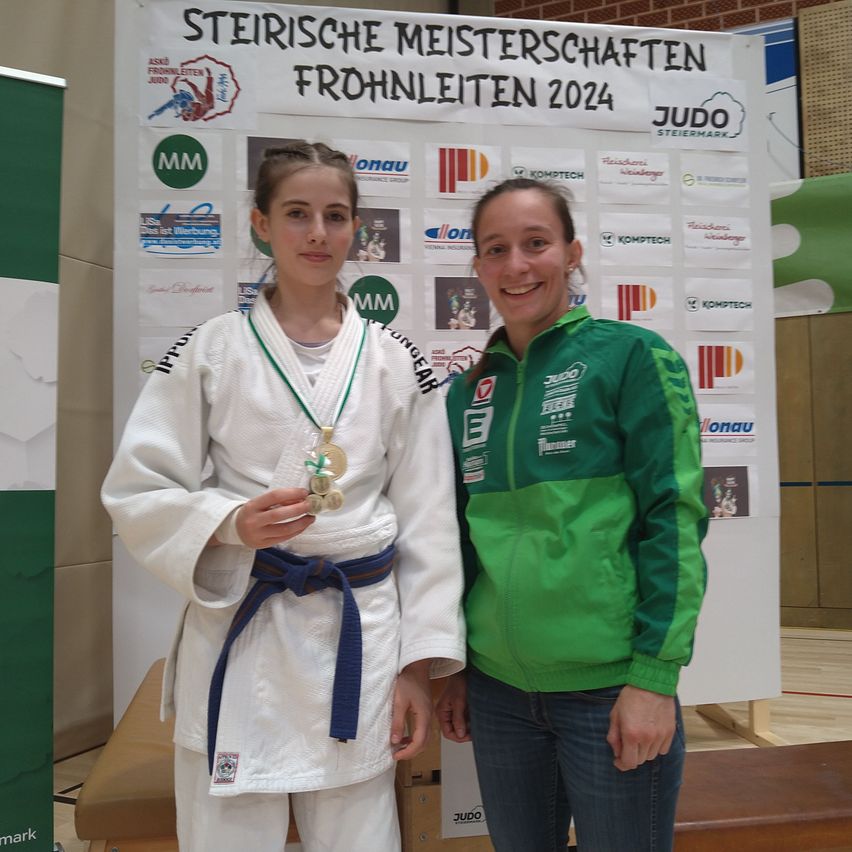 Bild enthält, Long Sleeve, Adult, Female, Person, Woman, Judo, Jeans, Wood, Face, People