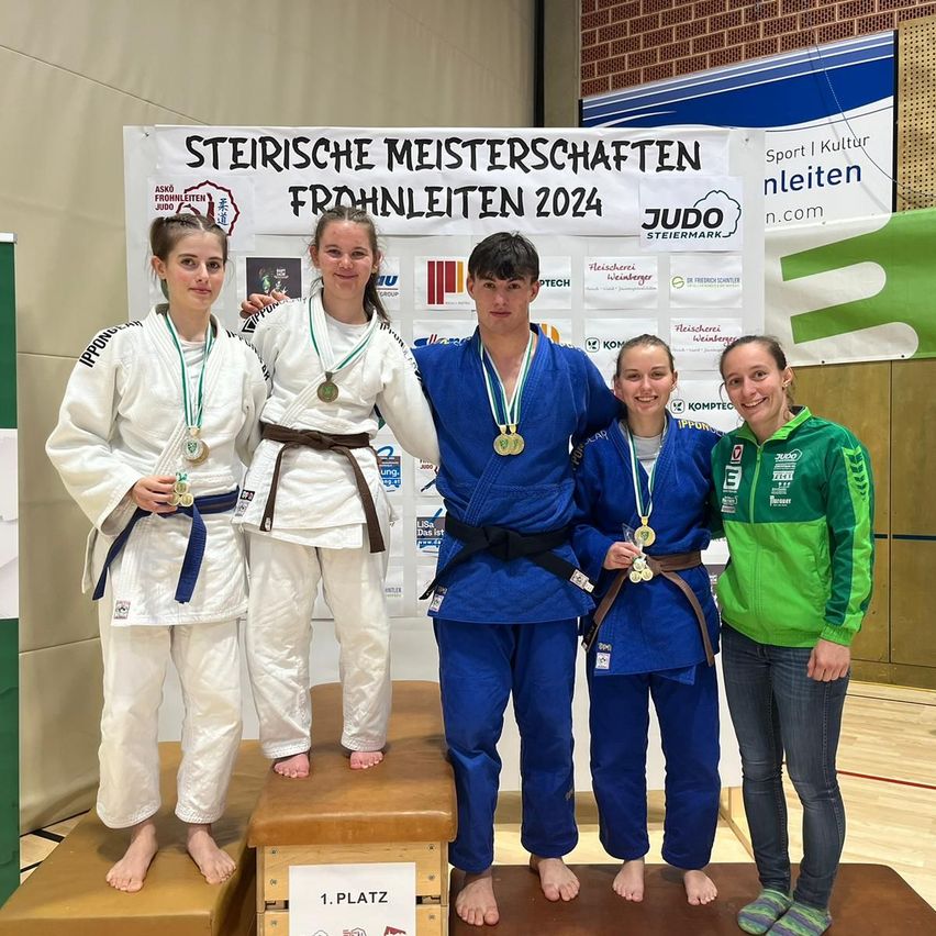 Bild enthält, Judo, Person, Groupshot, Adult, Female, Woman, Male, Man, Coat, Face