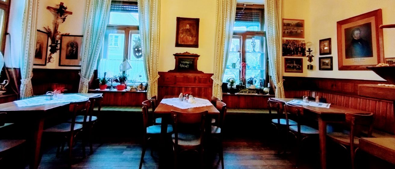 Bild enthält, Dining Room, Dining Table, Wood, Interior Design, Chandelier, Hardwood, Restaurant, Living Room, Flooring, Cafe