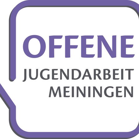 Auf einem weißen Hintergrund mit lila Rändern steht der Text 'OFFENE JUGENDARBEIT MEINUNGEN'. Das Wort 'OFFENE' ist in großen, großgeschriebenen Buchstaben geschrieben. Die Wörter 'JUGENDARBEIT' und 'MEINUNGEN' sind darunter in kleineren, großgeschriebenen Buchstaben geschrieben.