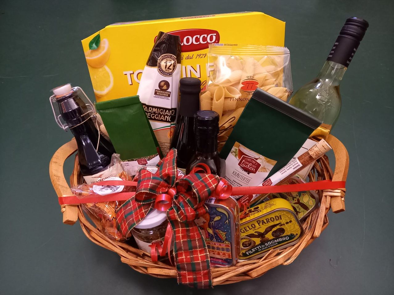 Bild enthält, Fun, Leisure Activities, Picnic, Picnic Basket, Bottle, Cosmetics, Perfume