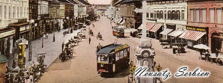 Ein altes Foto einer belebten Straße in Neusatz, Serbien, mit Straßenbahnen, Menschen, Geschäften und einem Denkmal.