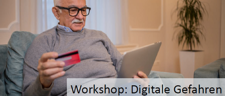 Ein älterer Mann mit Brille sitzt auf einem Stuhl, hält eine Kreditkarte in der Hand und schaut auf einen Laptop. Die Worte 'Workshop: Digitale Gefahren' sind auf dem Bild geschrieben.