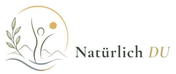 Ein Logo mit einem stilisierten Blatt und einer Sonne, mit dem Text 'Naturlich DU' in einer dekorativen Schrift auf schwarzem Hintergrund.