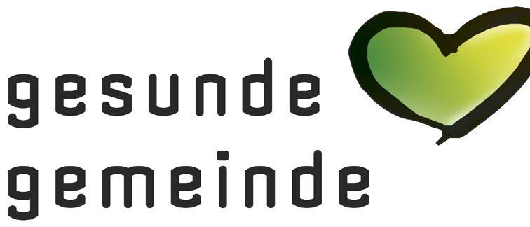 Ein Logo mit den Worten 'gesunde gemeinde' und einem grünen Herzsymbol auf der rechten Seite. Der Text ist schwarz, das Herz ist grün und gelb.