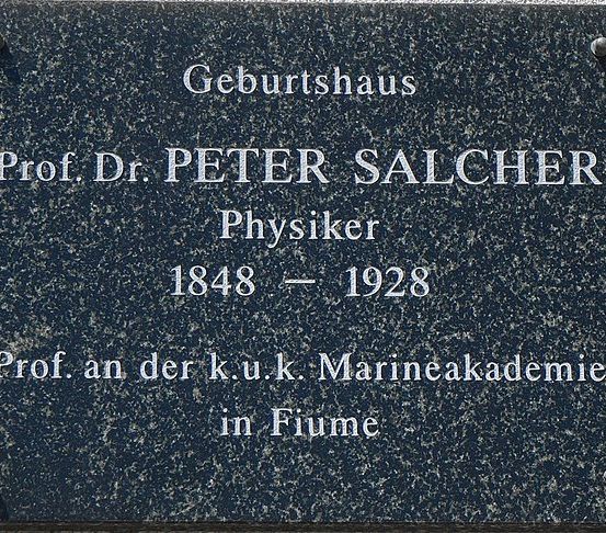Eine Plakette besagt: Geburtshaus von Prof. Dr. Peter Salcher, Physiker, geboren 1848 und gestorben 1928, Professor an der kaiserlichen und königlichen Marineakademie in Fiume.