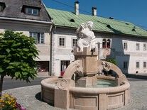 Bild enthält, Architecture, Fountain, Water, Hot Tub, Tub, City, House, Housing, Villa, Person