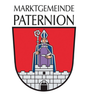 Das Logo der Marktgemeinde Paternion zeigt einen Schild mit einem Bischof, der einen Stab und ein Buch hält und auf einem Burgturm mit einem Tor steht.