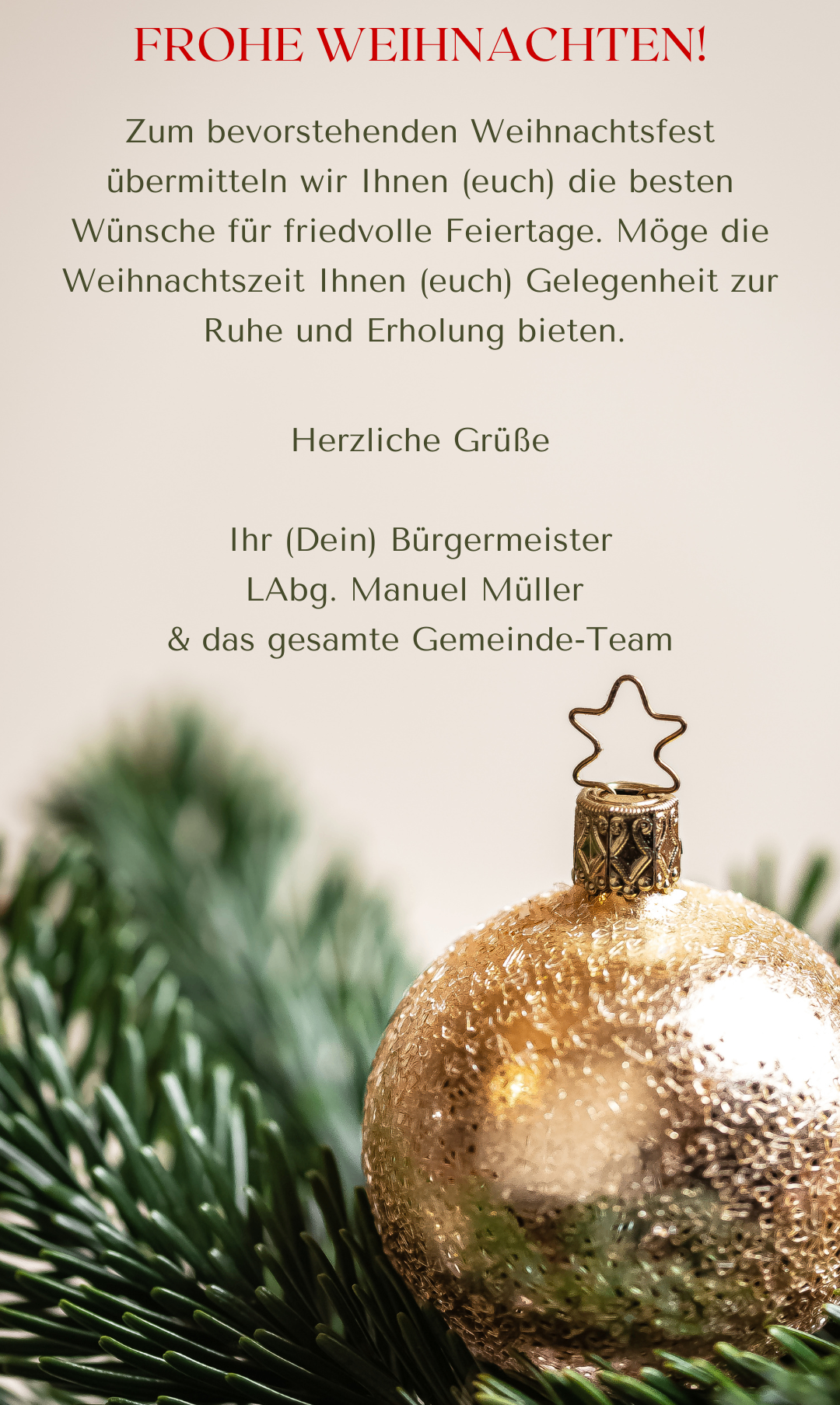 Goldene Weihnachtskugel vor einem Hintergrund aus Tannenzweigen. Es steht geschrieben: 'Weihnachtszeit bietet Ihnen Gelegenheit zur Ruhe und Erholung.' Darunter steht: 'Herzliche Grüße Ihr (mein) Bürgermeister LAbg. Manuel Müller & das gesamte Gemeinde-Team.'