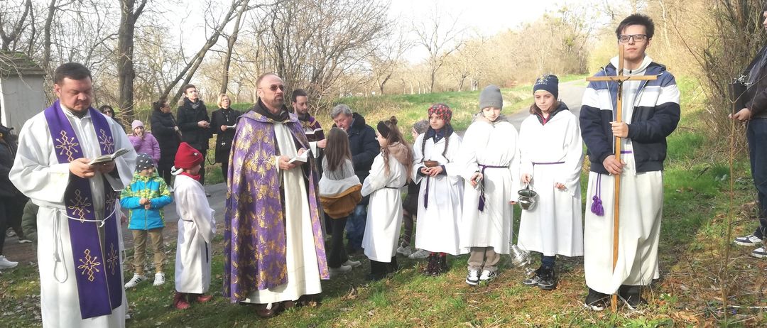 Bild enthält, Adult, Male, Man, Person, Priest, People, Bishop, Grass, Fashion, Formal Wear