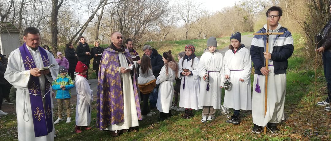 Bild enthält, Person, Priest, Bishop, Adult, Male, Man, People, Fashion, Formal Wear, Grass