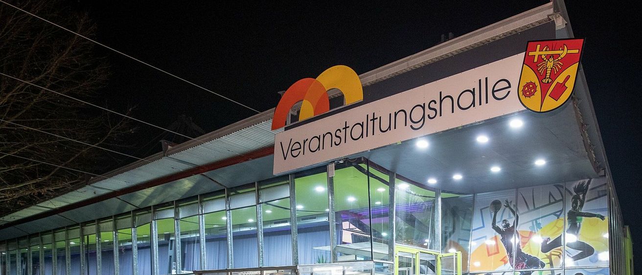 Bild enthält, Person, Walking, Shopping Mall, Building, Coat, Car, Car Dealership, Jeans, Wheel, Urban