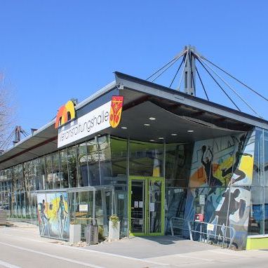 Bild enthält, Shop, Shopping Mall, Car, Vehicle, City, Person, Urban, Gate, Outdoors