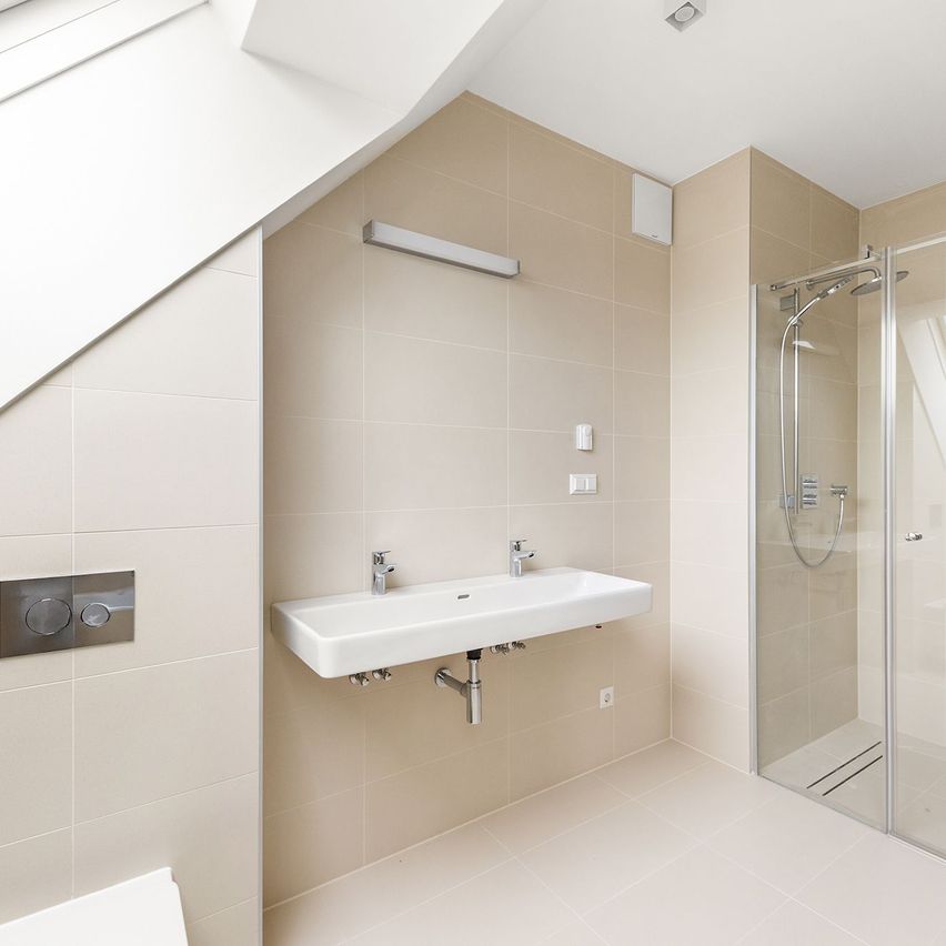 Bild enthält, Indoors, Corner, Electrical Device, Switch, Bathroom, Room, Shower Faucet, Sink