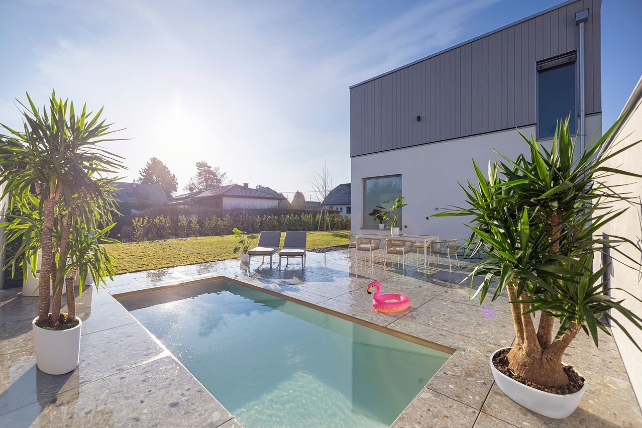 Bild enthält, Villa, Backyard, Plant, Potted Plant, Interior Design, Pool, Water, Swimming Pool, Summer, Planter