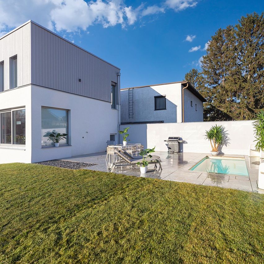 Bild enthält, House, Housing, Villa, Grass, Plant, Backyard, Outdoors, Yard, Lawn, Interior Design