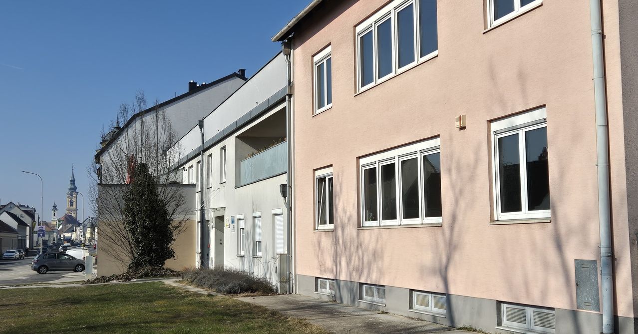 Bild enthält, Architecture, Building, Housing, City, House, Car, Row House, Condo, Wheel, Urban