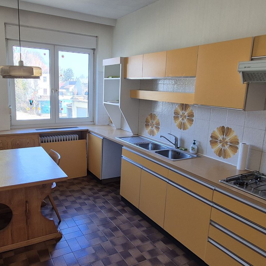 Bild enthält, Indoors, Interior Design, Plywood, Wood, Kitchen, Floor, Flooring, Cooktop, Chair, Furniture