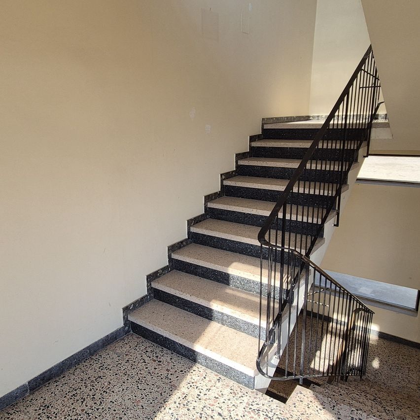 Bild enthält, Architecture, Building, House, Housing, Staircase, Floor, Flooring, Handrail, Indoors