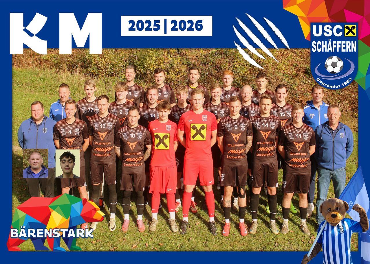 Ein Fußballteam in passenden Uniformen posiert für ein Foto, wobei ein Spieler in einem roten Trikot hervorsticht. Das Team trägt Trikots mit Nummern und Logos und steht auf Gras.