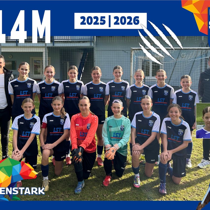 Eine Gruppe junger weiblicher Fußballspielerinnen in blau-weißen Trikots posiert für ein Foto vor einem Fußballtor. Das Bild enthält die Jahre 2025 und 2026.