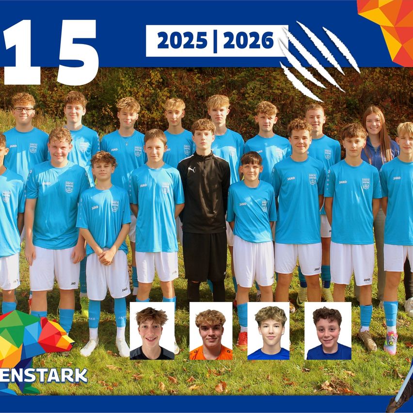 Teamfoto einer Jugendfußballmannschaft in blauen und weißen Trikots. Sie posieren für ein Foto mit einem Trainer. Das Foto hat einen blauen Hintergrund mit weißen Pfotenabdrücken und den Zahlen 2025 und 2026.