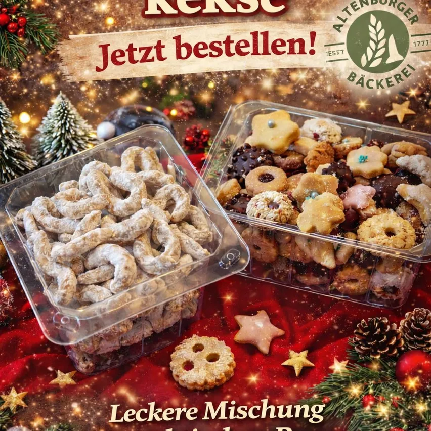 Werbung für Rekse, die zwei durchsichtige Plastikbehälter mit verschiedenen Weihnachtsgebäck und Keksen zeigt. Der Hintergrund ist mit Weihnachtsbäumen und Dekorationen geschmückt.