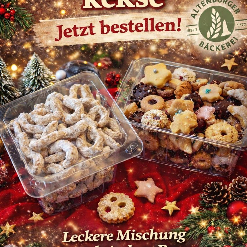 Werbung für Rekse, die zwei durchsichtige Plastikbehälter mit verschiedenen Weihnachtsgebäck und Keksen zeigt. Der Hintergrund ist mit Weihnachtsbäumen und Dekorationen geschmückt.