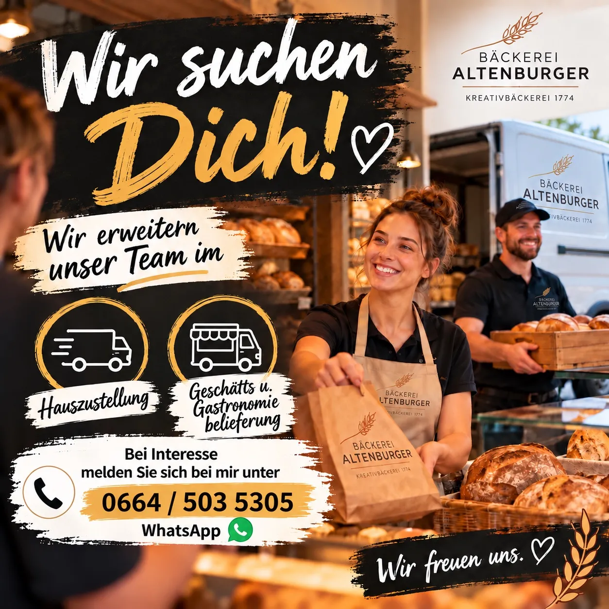 Eine Frau in einer Bäckerei-Schürze lächelt und hält einen braunen Papierbeutel mit der Aufschrift 'BACKEREI ALTENBURGER'. Hinter ihr hält ein Mann eine Holzkiste mit Brot.