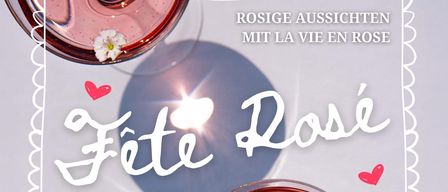 Ein Plakat zeigt drei Weinglaser mit rosa Flüssigkeit. Der Text lautet 'Fiete Rose Freitag 22. Mai' und 'Rose-Weinverkostung Focaccia Specials Geburtstagskuchen'. Herzförmige Elemente umgeben die Gläser.