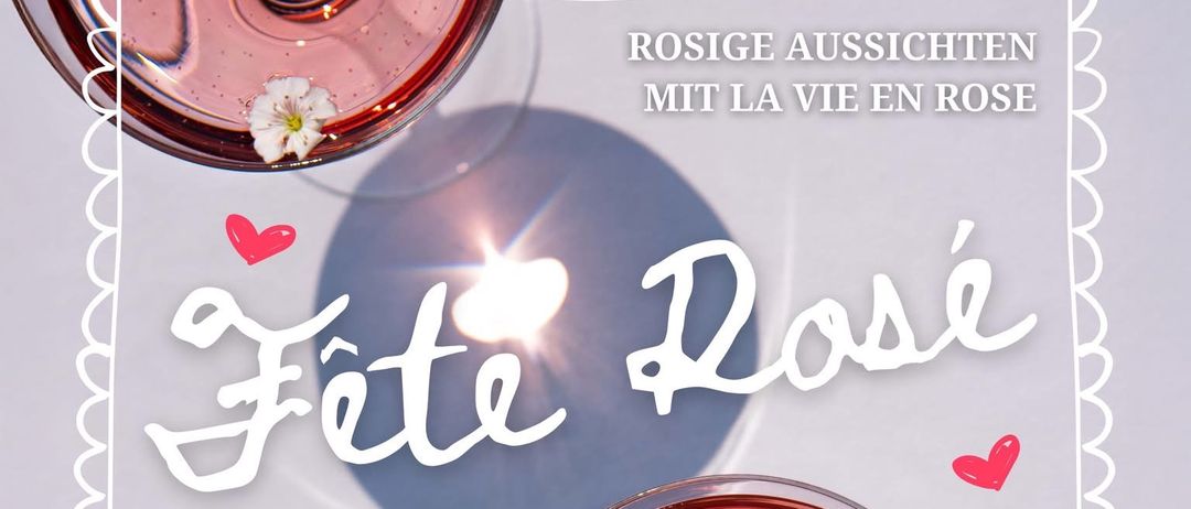 Ein Plakat zeigt drei Weinglaser mit rosa Flüssigkeit. Der Text lautet 'Fiete Rose Freitag 22. Mai' und 'Rose-Weinverkostung Focaccia Specials Geburtstagskuchen'. Herzförmige Elemente umgeben die Gläser.