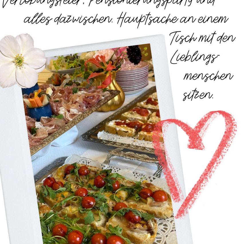 Ein Tisch mit verschiedenen Gerichten, einschließlich Fleisch, Gemüse und Brot. Eine Blume und ein Herz befinden sich in der Ecke.