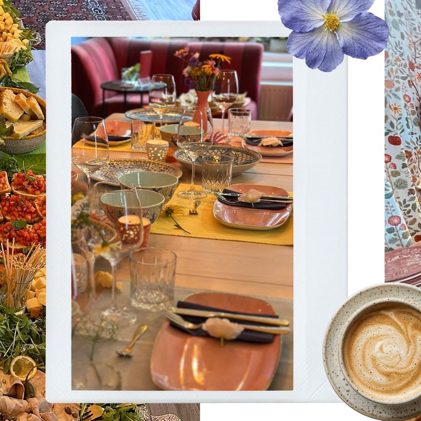 Ein wunderschön gedeckter Esstisch mit Weingläsern, Tellern und Besteck. Eine Blume steht auf dem Tisch. Ein Schüssel mit Essen und eine Tasse Kaffee sind in der Nähe.