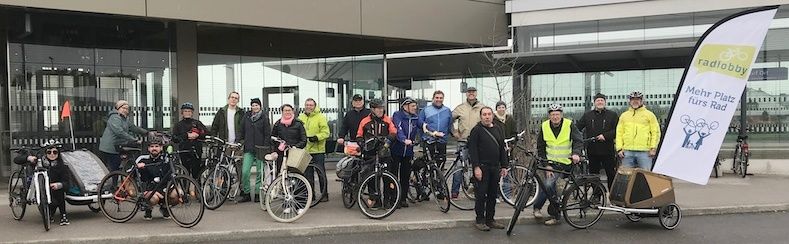 Bild enthält, People, Person, Bag, Handbag, Helmet, Bicycle, Glove, Wheel, Shoe, Groupshot