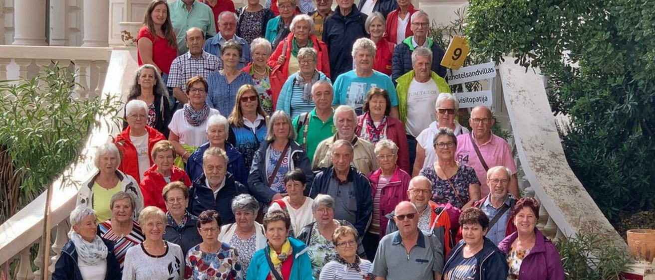 Bild enthält, Adult, Female, Person, Woman, People, Groupshot, Male, Man, Jeans, Face