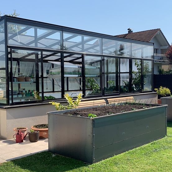 Bild enthält, Garden, Nature, Outdoors, Gardening, Indoors, Interior Design, Plant, Potted Plant, Greenhouse, Grass