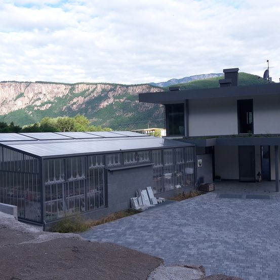 Bild enthält, Architecture, Building, Outdoors, Shelter, Nature, Housing, Walkway, Slate, House, Garden