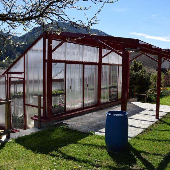 Bild enthält, Garden, Nature, Outdoors, Gardening, House, Housing, Porch, Patio, Grass, Pergola